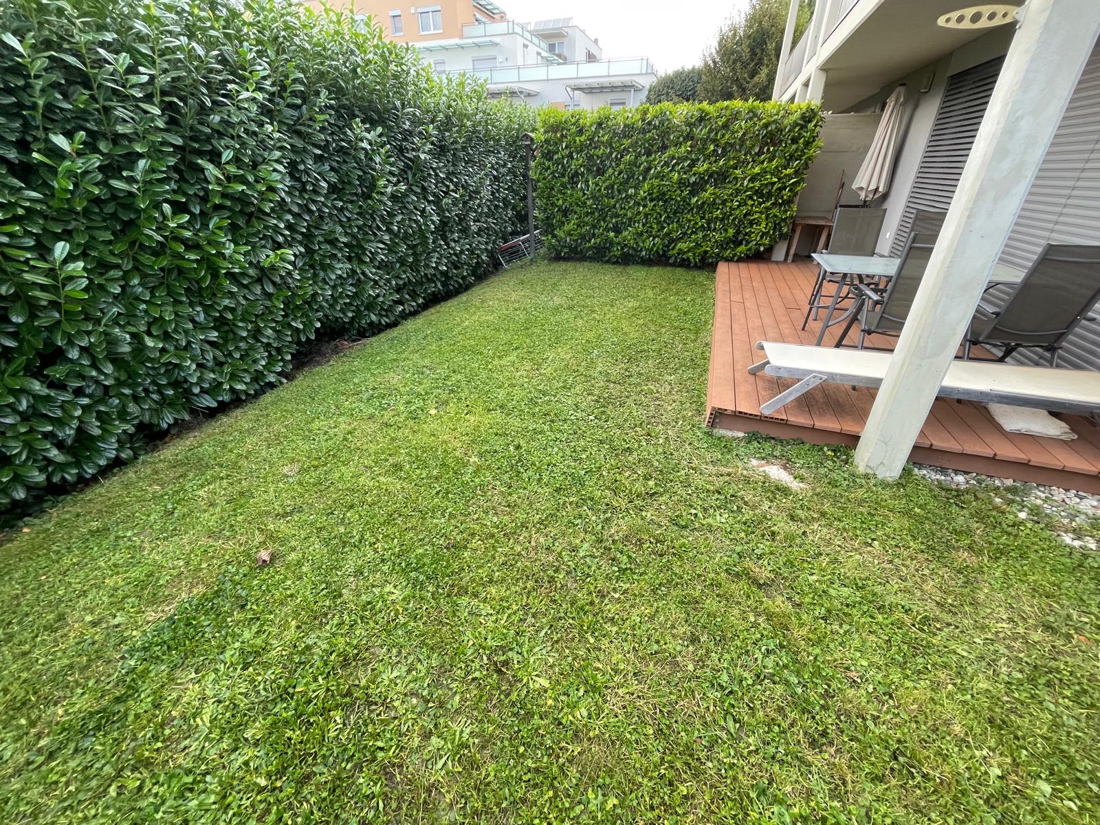 Gepflegter Garten neben einer modernen Sitzecke